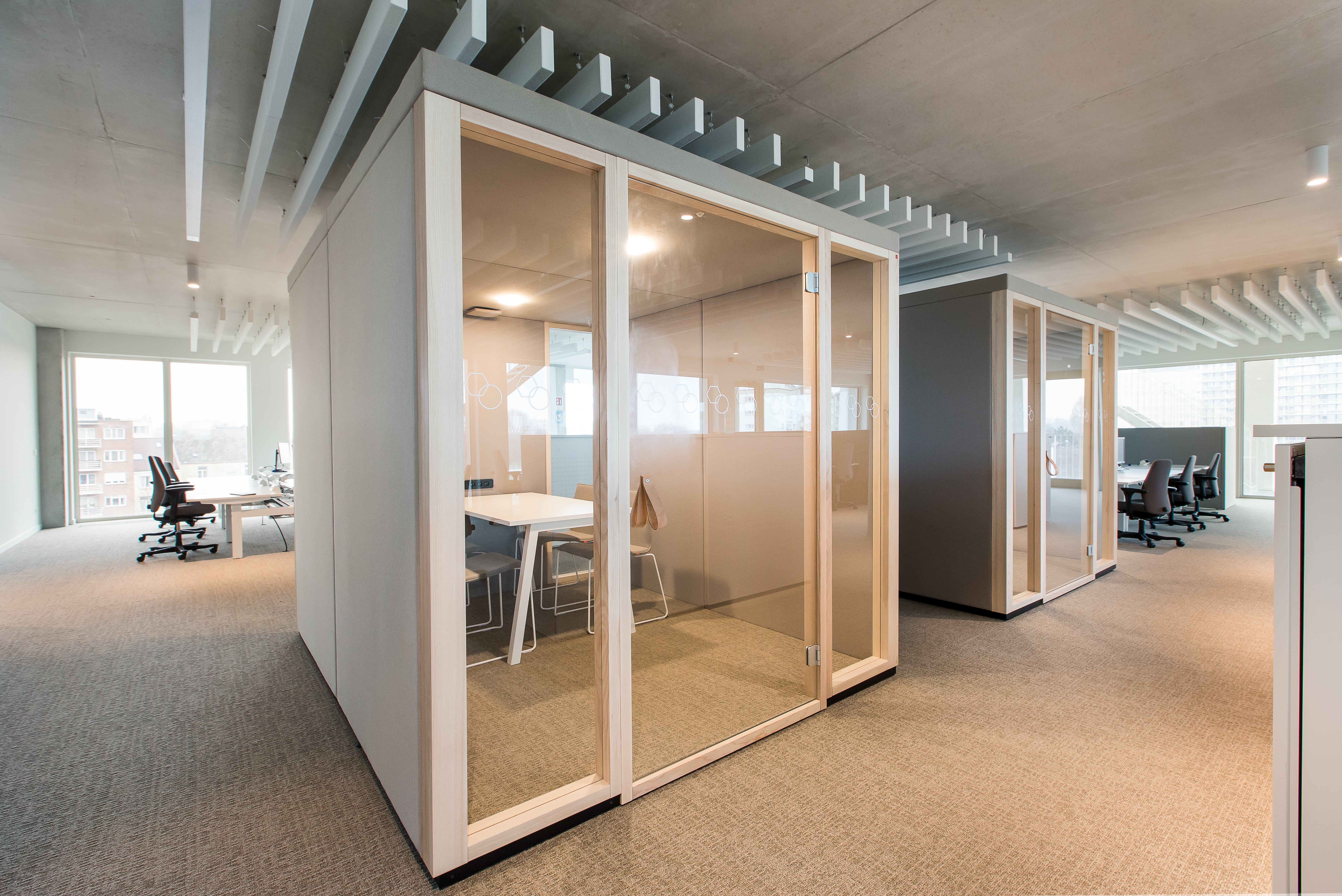 Twee focusruimtes in een open kantoor